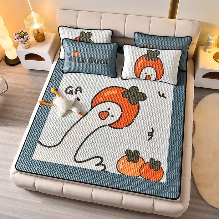 91家纺网 家纺一手货源 找家纺 炫拼家纺 2026新款凉感丝大版卡通乳胶凉席三件套 好柿鸭