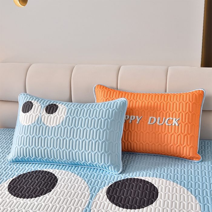 91家纺网 家纺一手货源 找家纺 炫拼家纺 2026新款凉感丝大版卡通乳胶凉席三件套 大眼鸭