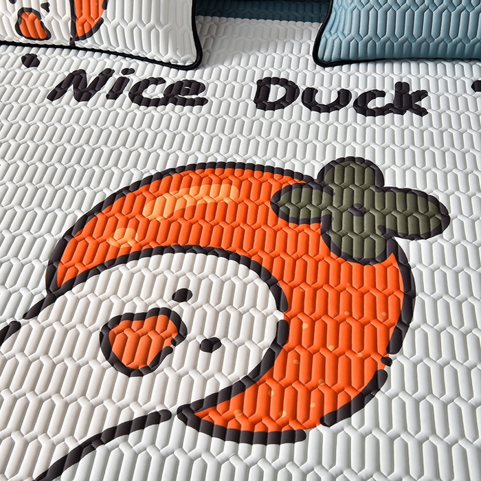 91家纺网 家纺一手货源 找家纺 炫拼家纺 2026新款凉感丝大版卡通乳胶凉席三件套 好柿鸭