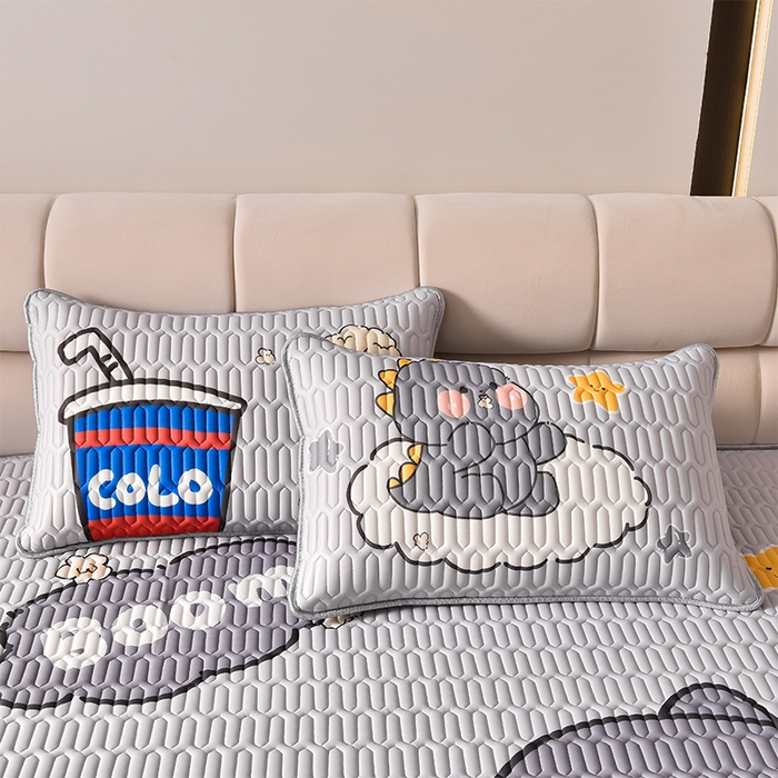 91家纺网 家纺一手货源 找家纺 炫拼家纺 2026新款凉感丝大版卡通乳胶凉席三件套 美食恐龙-灰