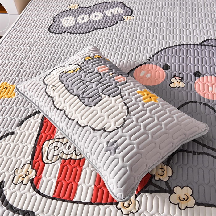 91家纺网 家纺一手货源 找家纺 炫拼家纺 2026新款凉感丝大版卡通乳胶凉席三件套 美食恐龙-灰