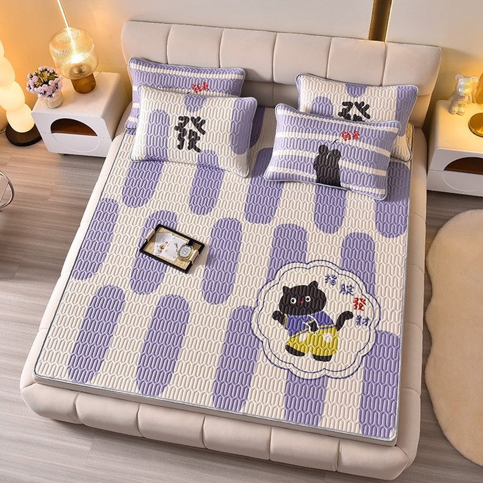 91家纺网 家纺一手货源 找家纺 炫拼家纺 2026新款凉感丝大版卡通乳胶凉席三件套 指腚发财