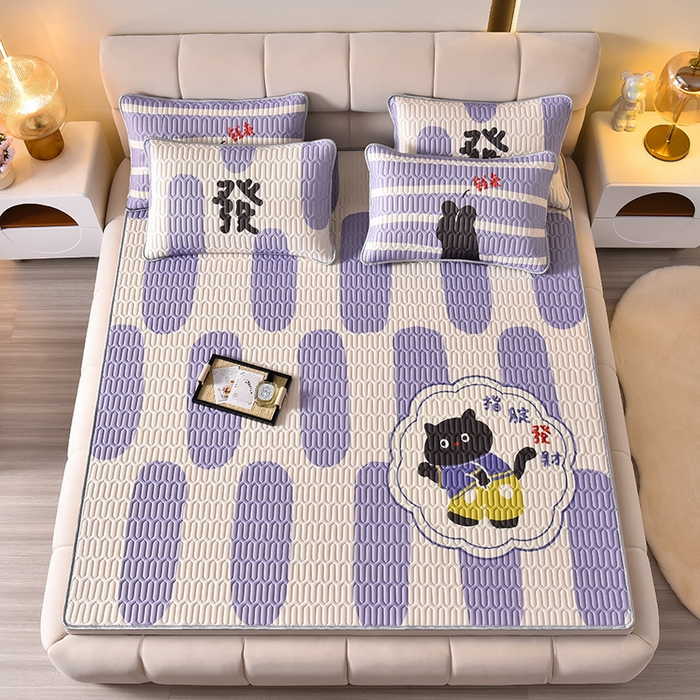 91家纺网 家纺一手货源 找家纺 炫拼家纺 2026新款凉感丝大版卡通乳胶凉席三件套 指腚发财