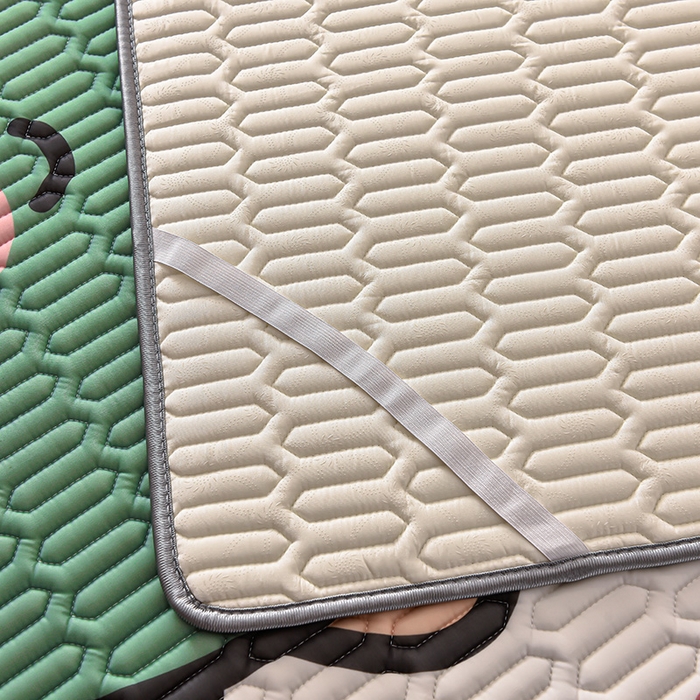 91家纺网 家纺一手货源 找家纺 炫拼家纺 2026新款凉感丝大版卡通乳胶凉席三件套 一家三口