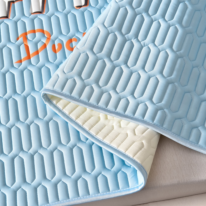 91家纺网 家纺一手货源 找家纺 炫拼家纺 2026新款凉感丝大版卡通乳胶凉席三件套 大眼鸭