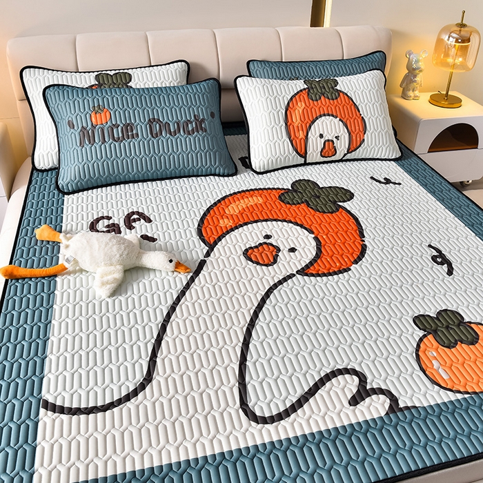 91家纺网 家纺一手货源 找家纺 炫拼家纺 2026新款凉感丝大版卡通乳胶凉席三件套 好柿鸭