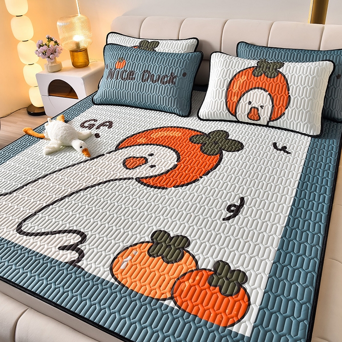 91家纺网 家纺一手货源 找家纺 炫拼家纺 2026新款凉感丝大版卡通乳胶凉席三件套 好柿鸭