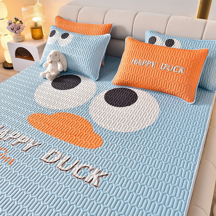 91家纺网 家纺一手货源 找家纺 炫拼家纺 2026新款凉感丝大版卡通乳胶凉席三件套 大眼鸭