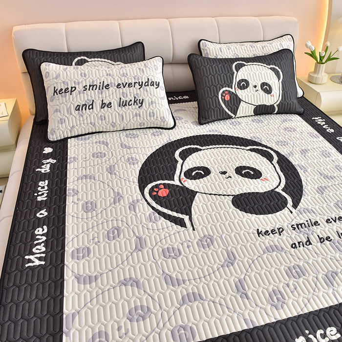 91家纺网 家纺一手货源 找家纺 炫拼家纺 2026新款凉感丝大版卡通乳胶凉席三件套 小熊猫