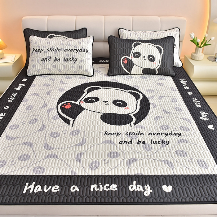 91家纺网 家纺一手货源 找家纺 炫拼家纺 2026新款凉感丝大版卡通乳胶凉席三件套 小熊猫