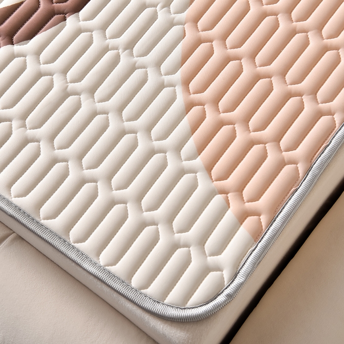 91家纺网 家纺一手货源 找家纺 炫拼家纺 2026新款凉感丝大版卡通乳胶凉席三件套 美拉德熊