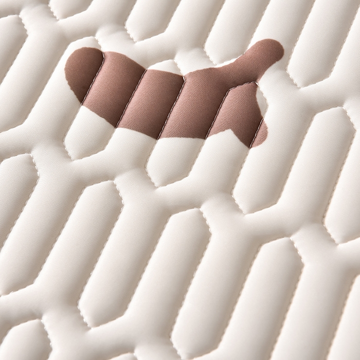 91家纺网 家纺一手货源 找家纺 炫拼家纺 2026新款凉感丝大版卡通乳胶凉席三件套 美拉德熊