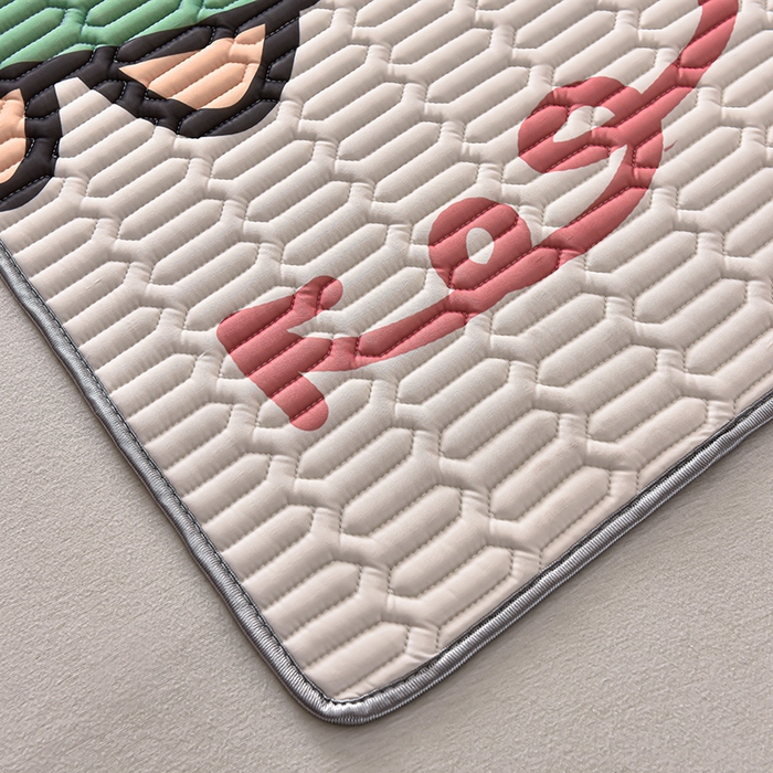 91家纺网 家纺一手货源 找家纺 炫拼家纺 2026新款凉感丝大版卡通乳胶凉席三件套 一家三口