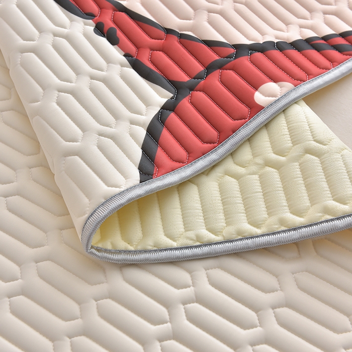 91家纺网 家纺一手货源 找家纺 炫拼家纺 2026新款凉感丝大版卡通乳胶凉席三件套 草莓园小熊