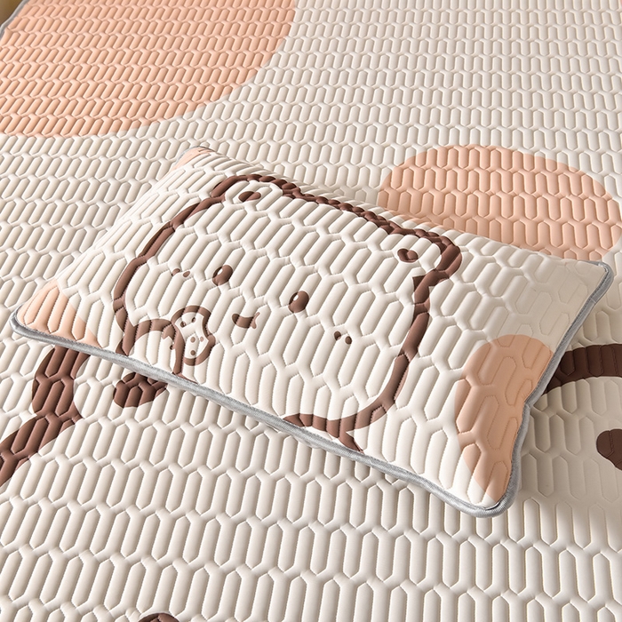 91家纺网 家纺一手货源 找家纺 炫拼家纺 2026新款凉感丝大版卡通乳胶凉席三件套 美拉德熊