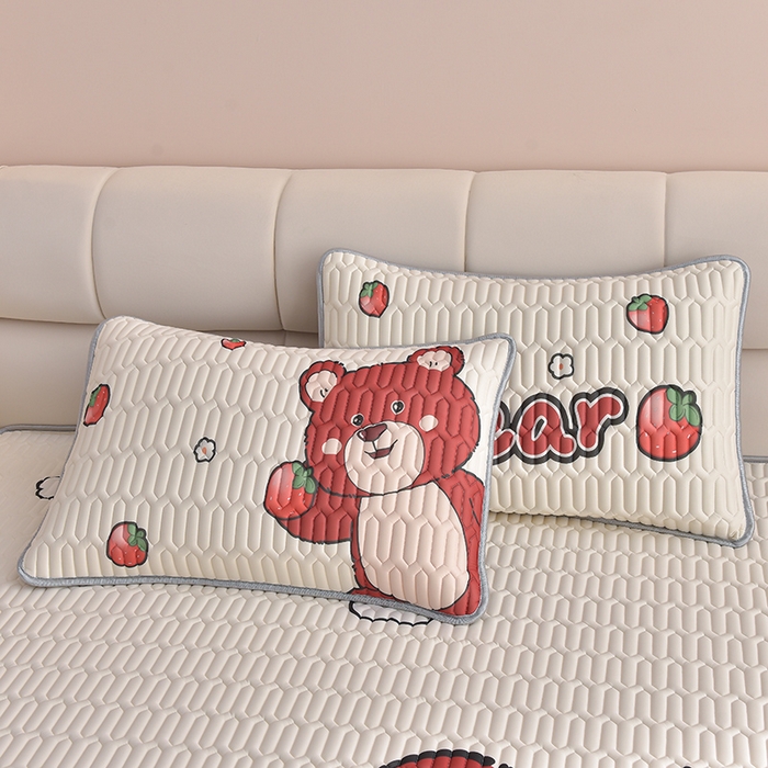 91家纺网 家纺一手货源 找家纺 炫拼家纺 2026新款凉感丝大版卡通乳胶凉席三件套 草莓园小熊