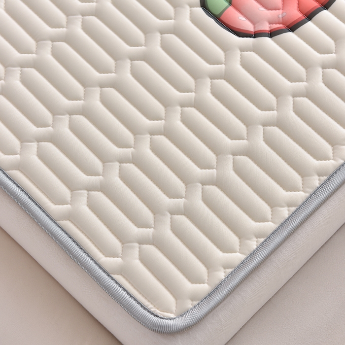 91家纺网 家纺一手货源 找家纺 炫拼家纺 2026新款凉感丝大版卡通乳胶凉席三件套 草莓园小熊