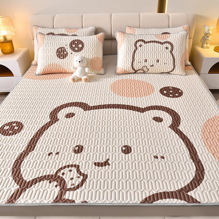 91家纺网 家纺一手货源 找家纺 炫拼家纺 2026新款凉感丝大版卡通乳胶凉席三件套 美拉德熊