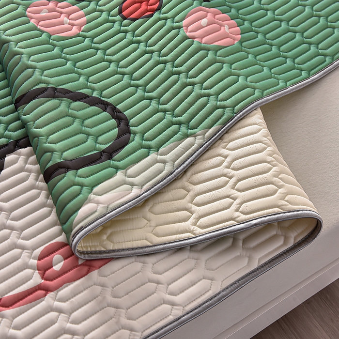 91家纺网 家纺一手货源 找家纺 炫拼家纺 2026新款凉感丝大版卡通乳胶凉席三件套 一家三口