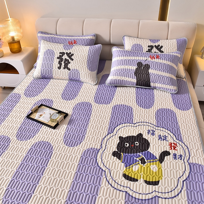 91家纺网 家纺一手货源 找家纺 炫拼家纺 2026新款凉感丝大版卡通乳胶凉席三件套 指腚发财