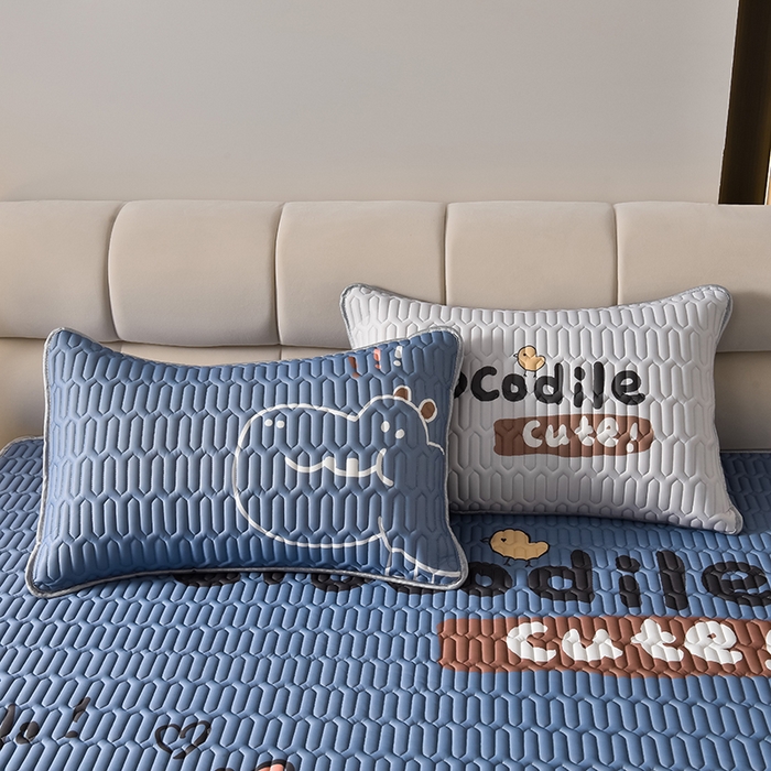 91家纺网 家纺一手货源 找家纺 炫拼家纺 2026新款凉感丝大版卡通乳胶凉席三件套 好朋友