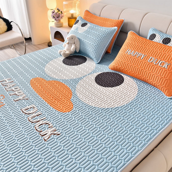 91家纺网 家纺一手货源 找家纺 炫拼家纺 2026新款凉感丝大版卡通乳胶凉席三件套 大眼鸭