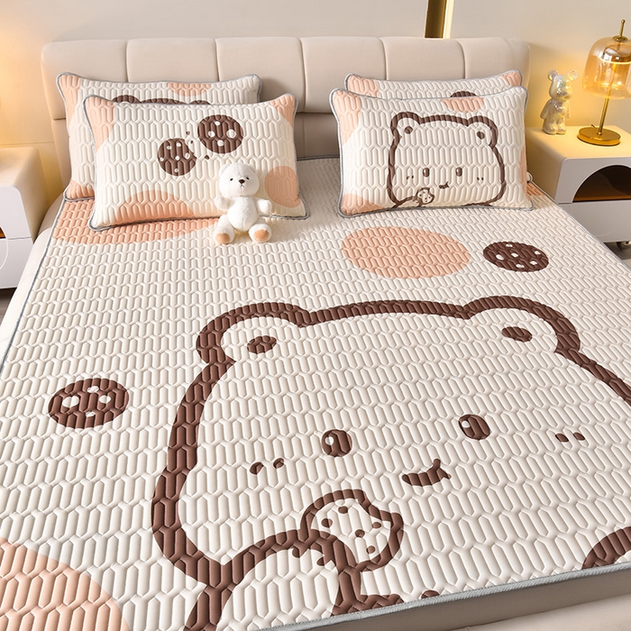 91家纺网 家纺一手货源 找家纺 炫拼家纺 2026新款凉感丝大版卡通乳胶凉席三件套 美拉德熊