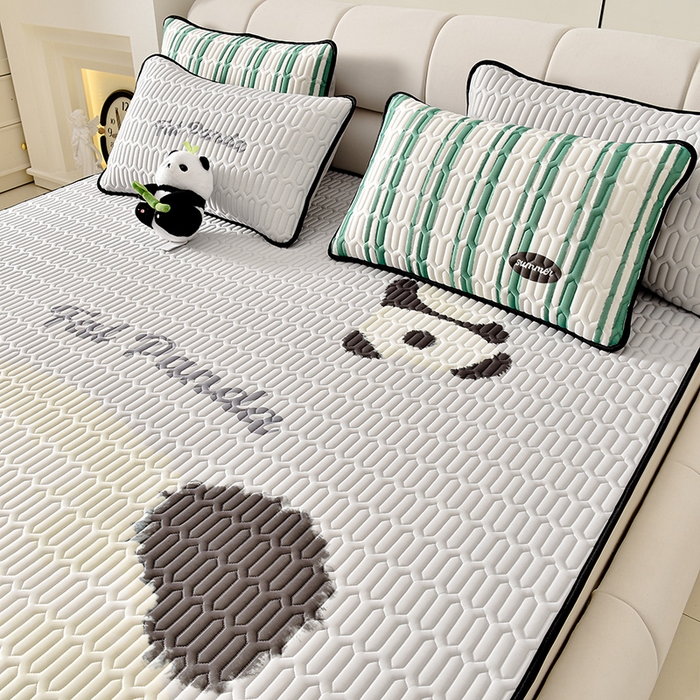 91家纺网 家纺一手货源 找家纺 炫拼家纺 2026新款凉感丝大版卡通乳胶凉席三件套 哈尼熊猫