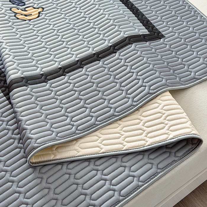 91家纺网 家纺一手货源 找家纺 炫拼家纺 2026新款凉感丝大版卡通乳胶凉席三件套 海浪鲸鱼