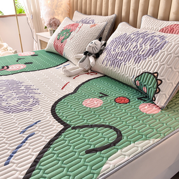 91家纺网 家纺一手货源 找家纺 炫拼家纺 2026新款凉感丝大版卡通乳胶凉席三件套 一家三口