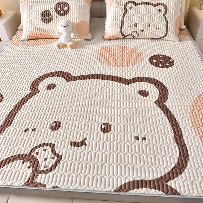 91家纺网 家纺一手货源 找家纺 炫拼家纺 2026新款凉感丝大版卡通乳胶凉席三件套 美拉德熊