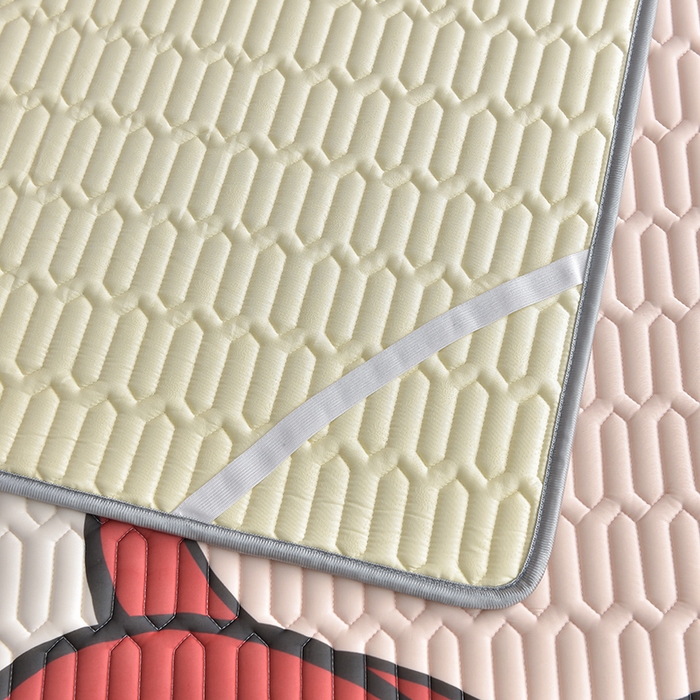 91家纺网 家纺一手货源 找家纺 炫拼家纺 2026新款凉感丝大版卡通乳胶凉席三件套 草莓园小熊