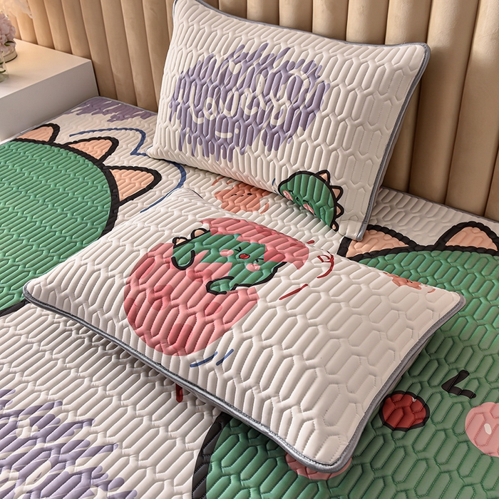 91家纺网 家纺一手货源 找家纺 炫拼家纺 2026新款凉感丝大版卡通乳胶凉席三件套 一家三口