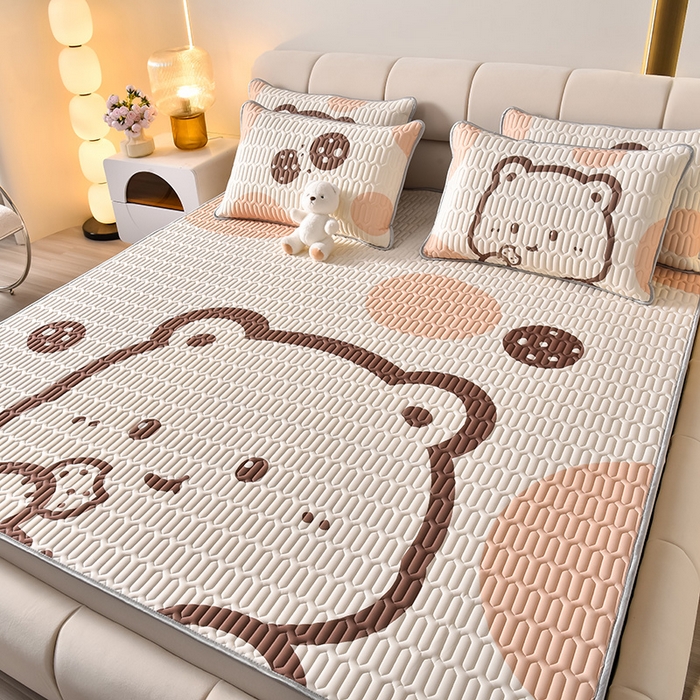 91家纺网 家纺一手货源 找家纺 炫拼家纺 2026新款凉感丝大版卡通乳胶凉席三件套 美拉德熊