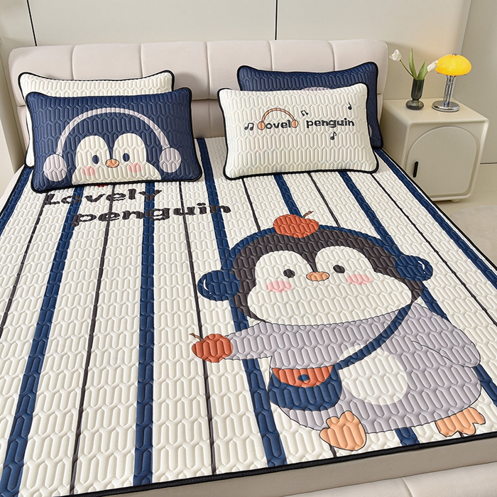91家纺网 家纺一手货源 找家纺 炫拼家纺 2026新款凉感丝大版卡通乳胶凉席三件套 休闲企鹅