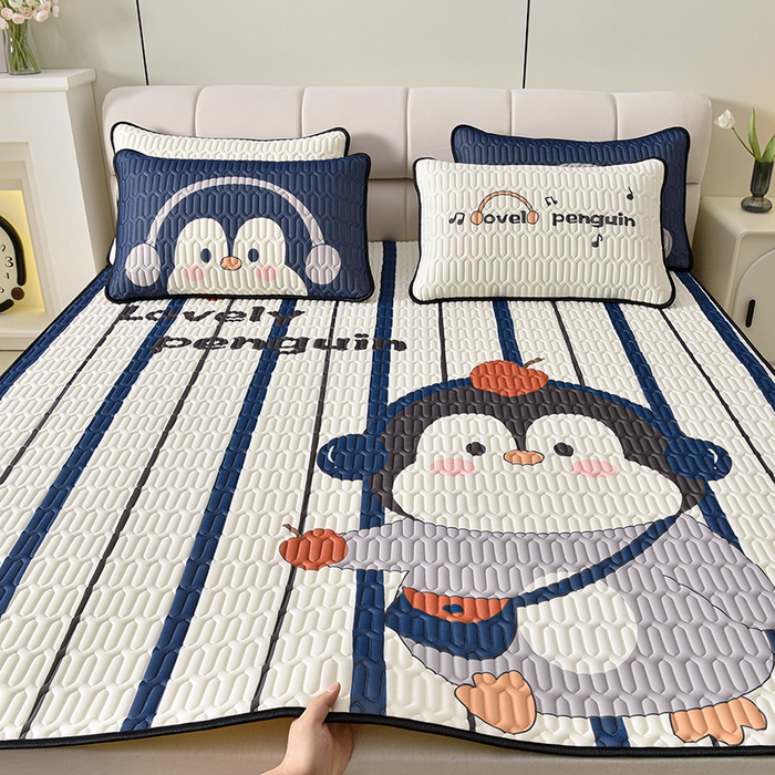 91家纺网 家纺一手货源 找家纺 炫拼家纺 2026新款凉感丝大版卡通乳胶凉席三件套 休闲企鹅
