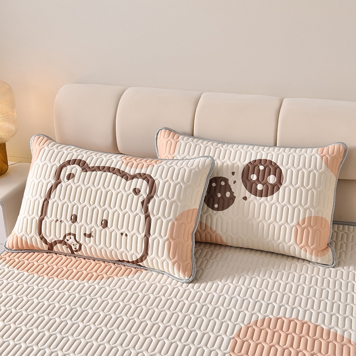 91家纺网 家纺一手货源 找家纺 炫拼家纺 2026新款凉感丝大版卡通乳胶凉席三件套 美拉德熊