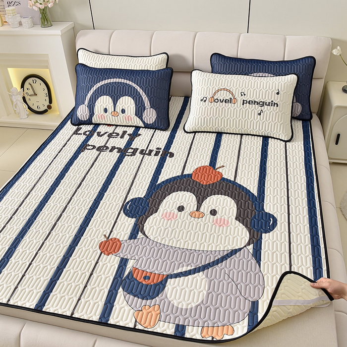 91家纺网 家纺一手货源 找家纺 炫拼家纺 2026新款凉感丝大版卡通乳胶凉席三件套 休闲企鹅