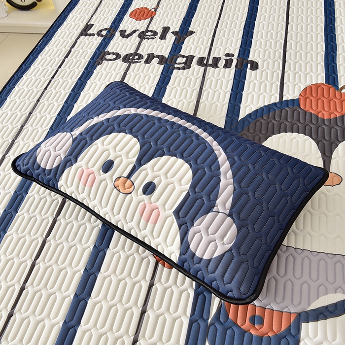 91家纺网 家纺一手货源 找家纺 炫拼家纺 2026新款凉感丝大版卡通乳胶凉席三件套 休闲企鹅