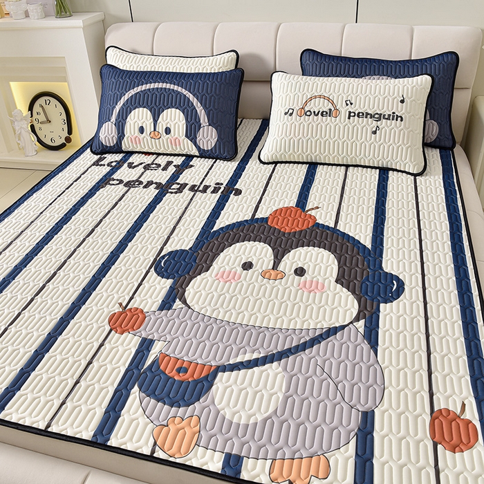 91家纺网 家纺一手货源 找家纺 炫拼家纺 2026新款凉感丝大版卡通乳胶凉席三件套 休闲企鹅