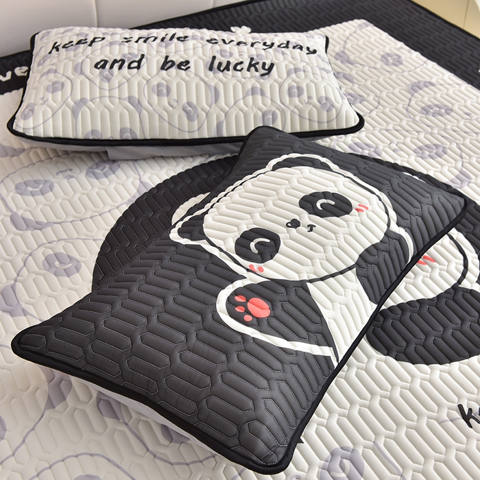 91家纺网 家纺一手货源 找家纺 炫拼家纺 2026新款凉感丝大版卡通乳胶凉席三件套 小熊猫