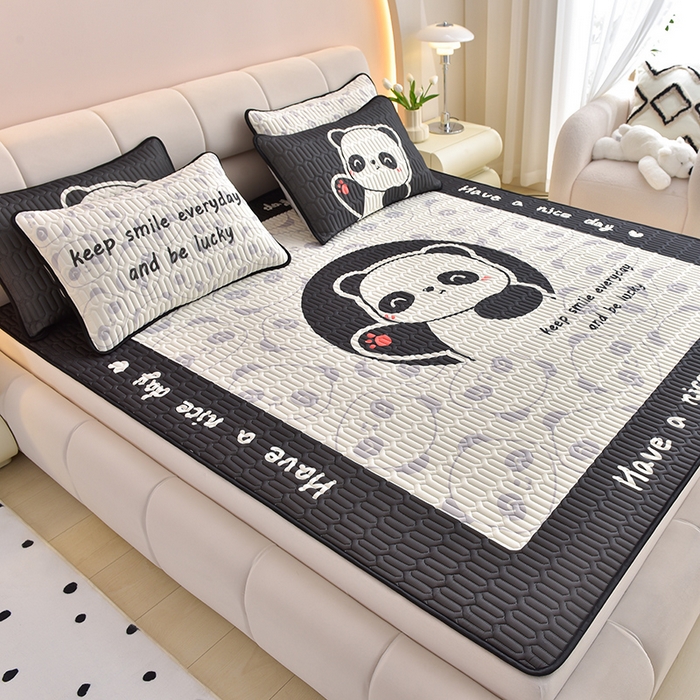 91家纺网 家纺一手货源 找家纺 炫拼家纺 2026新款凉感丝大版卡通乳胶凉席三件套 小熊猫