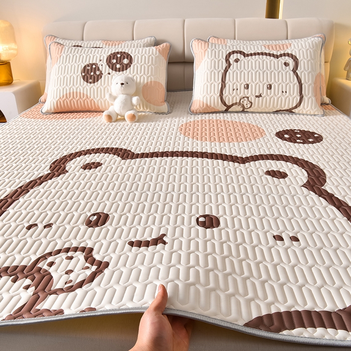 91家纺网 家纺一手货源 找家纺 炫拼家纺 2026新款凉感丝大版卡通乳胶凉席三件套 美拉德熊