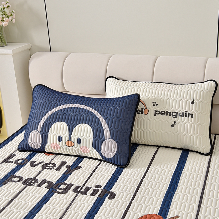 91家纺网 家纺一手货源 找家纺 炫拼家纺 2026新款凉感丝大版卡通乳胶凉席三件套 休闲企鹅