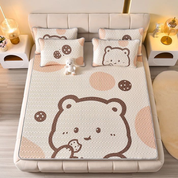 91家纺网 家纺一手货源 找家纺 炫拼家纺 2026新款凉感丝大版卡通乳胶凉席三件套 美拉德熊