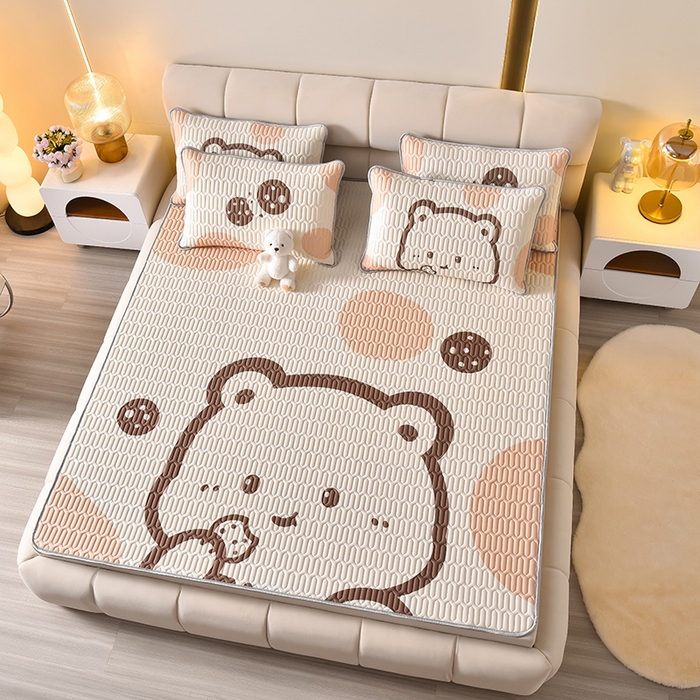 91家纺网 家纺一手货源 找家纺 炫拼家纺 2026新款凉感丝大版卡通乳胶凉席三件套 美拉德熊