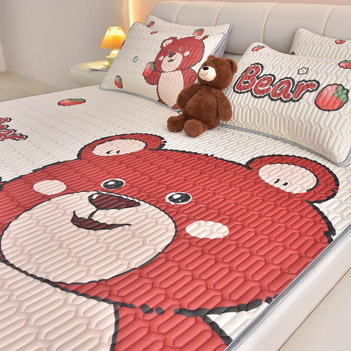 91家纺网 家纺一手货源 找家纺 炫拼家纺 2026新款凉感丝大版卡通乳胶凉席三件套 草莓园小熊