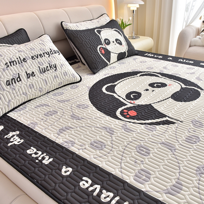 91家纺网 家纺一手货源 找家纺 炫拼家纺 2026新款凉感丝大版卡通乳胶凉席三件套 小熊猫