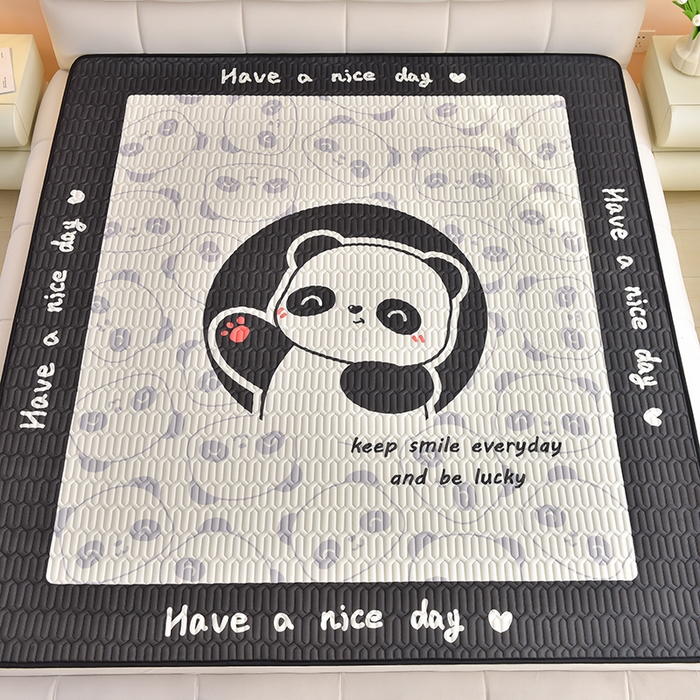 91家纺网 家纺一手货源 找家纺 炫拼家纺 2026新款凉感丝大版卡通乳胶凉席三件套 小熊猫