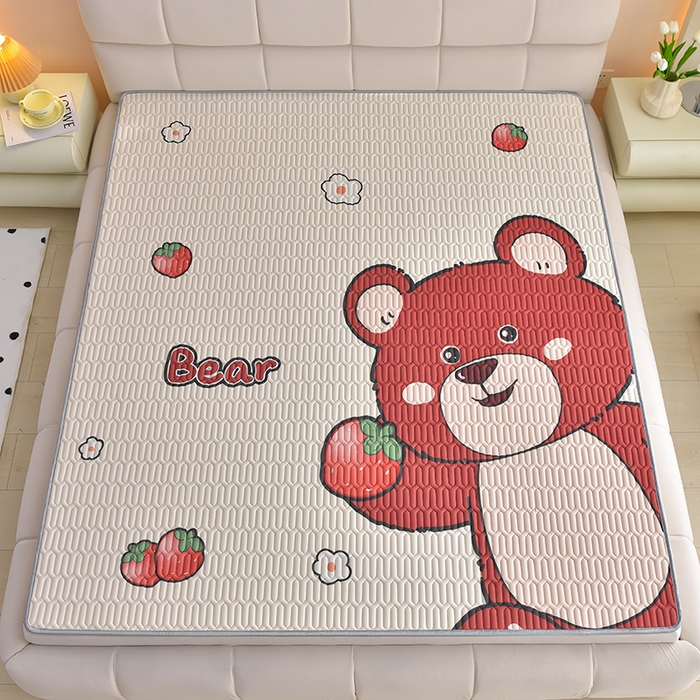 91家纺网 家纺一手货源 找家纺 炫拼家纺 2026新款凉感丝大版卡通乳胶凉席三件套 草莓园小熊